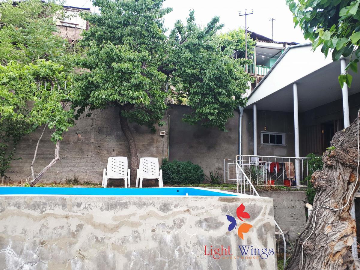 Light Wings Family Guesthouse Єреван Екстер'єр фото