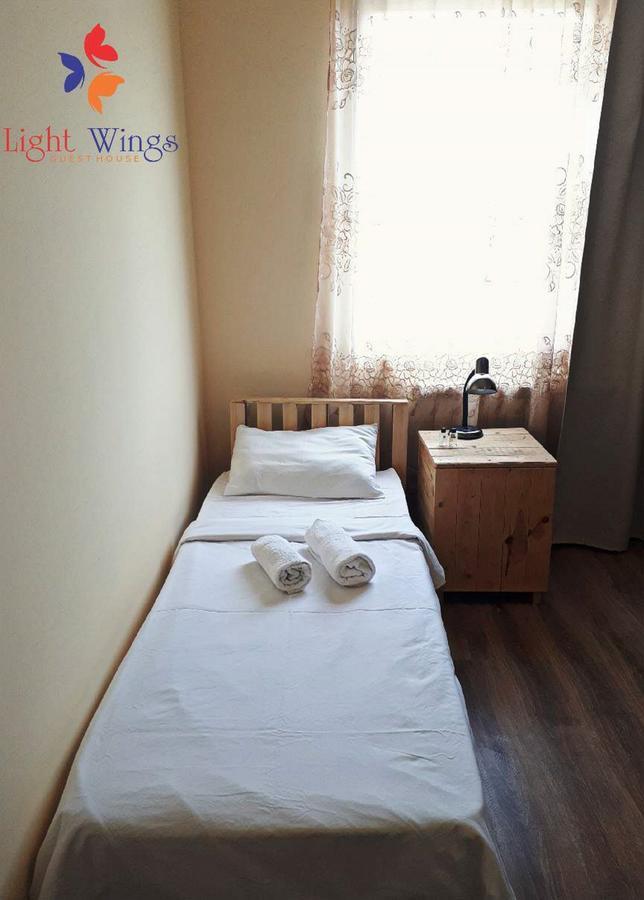 Light Wings Family Guesthouse Єреван Екстер'єр фото