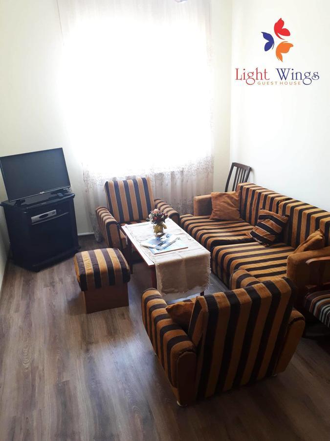 Light Wings Family Guesthouse Єреван Екстер'єр фото