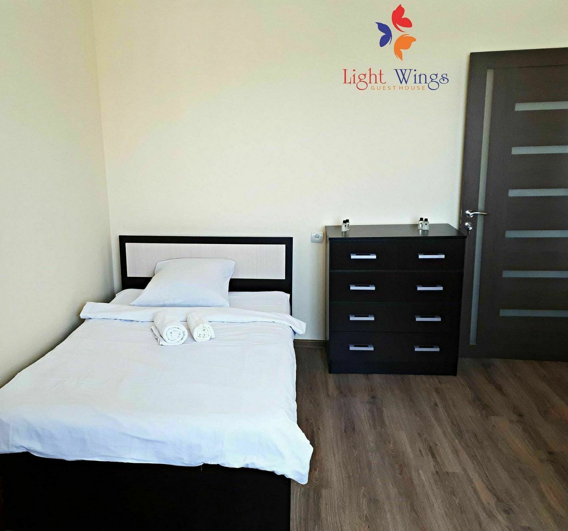 Light Wings Family Guesthouse Єреван Екстер'єр фото