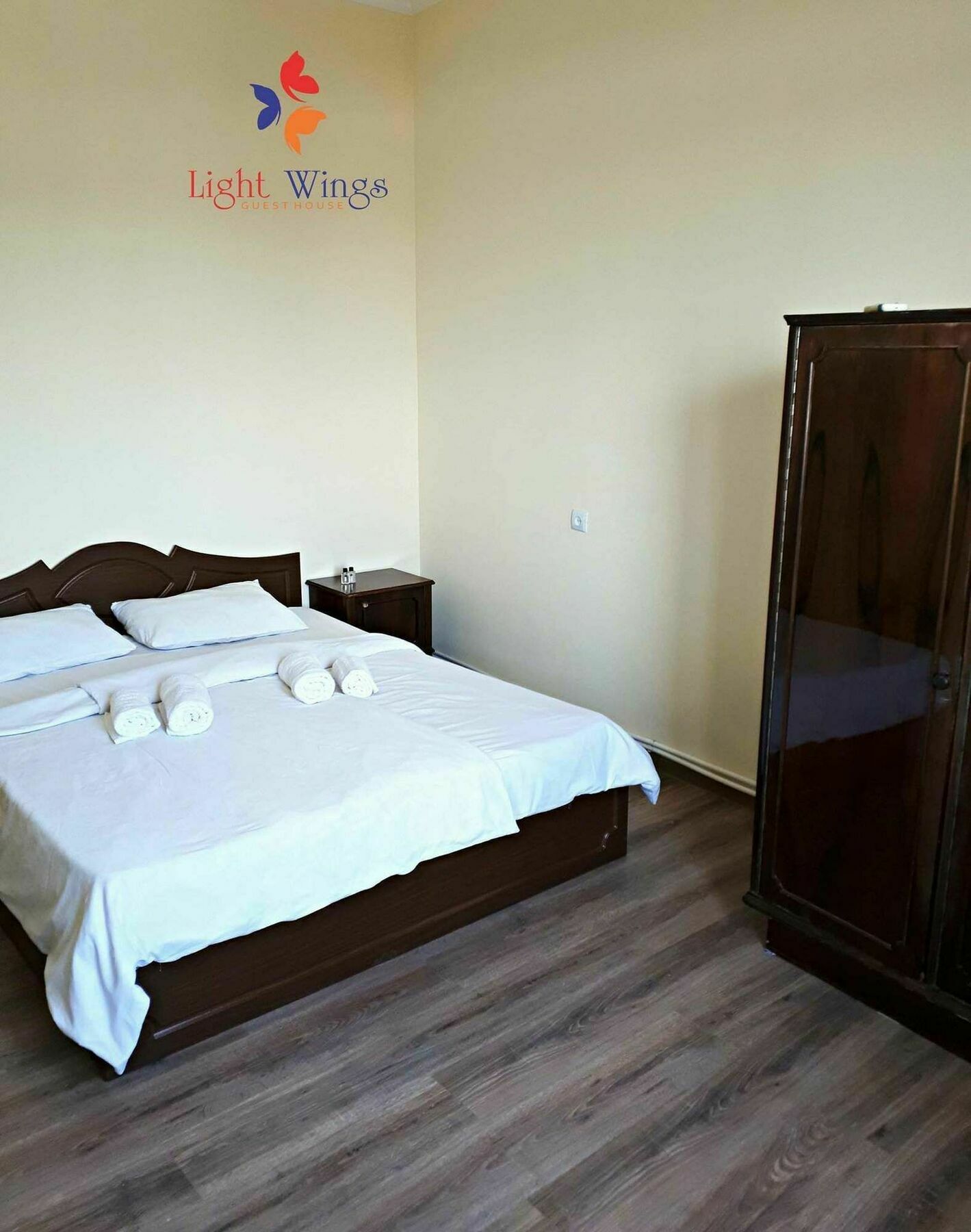 Light Wings Family Guesthouse Єреван Екстер'єр фото