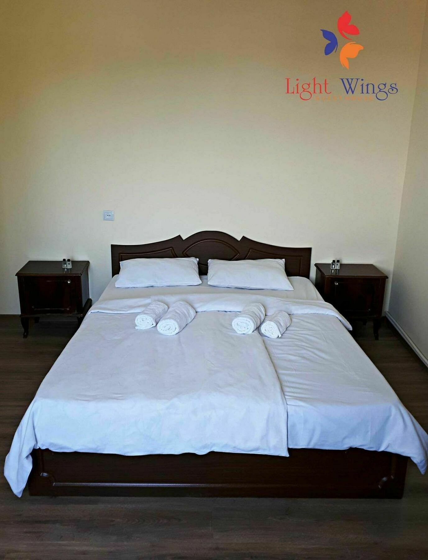 Light Wings Family Guesthouse Єреван Екстер'єр фото
