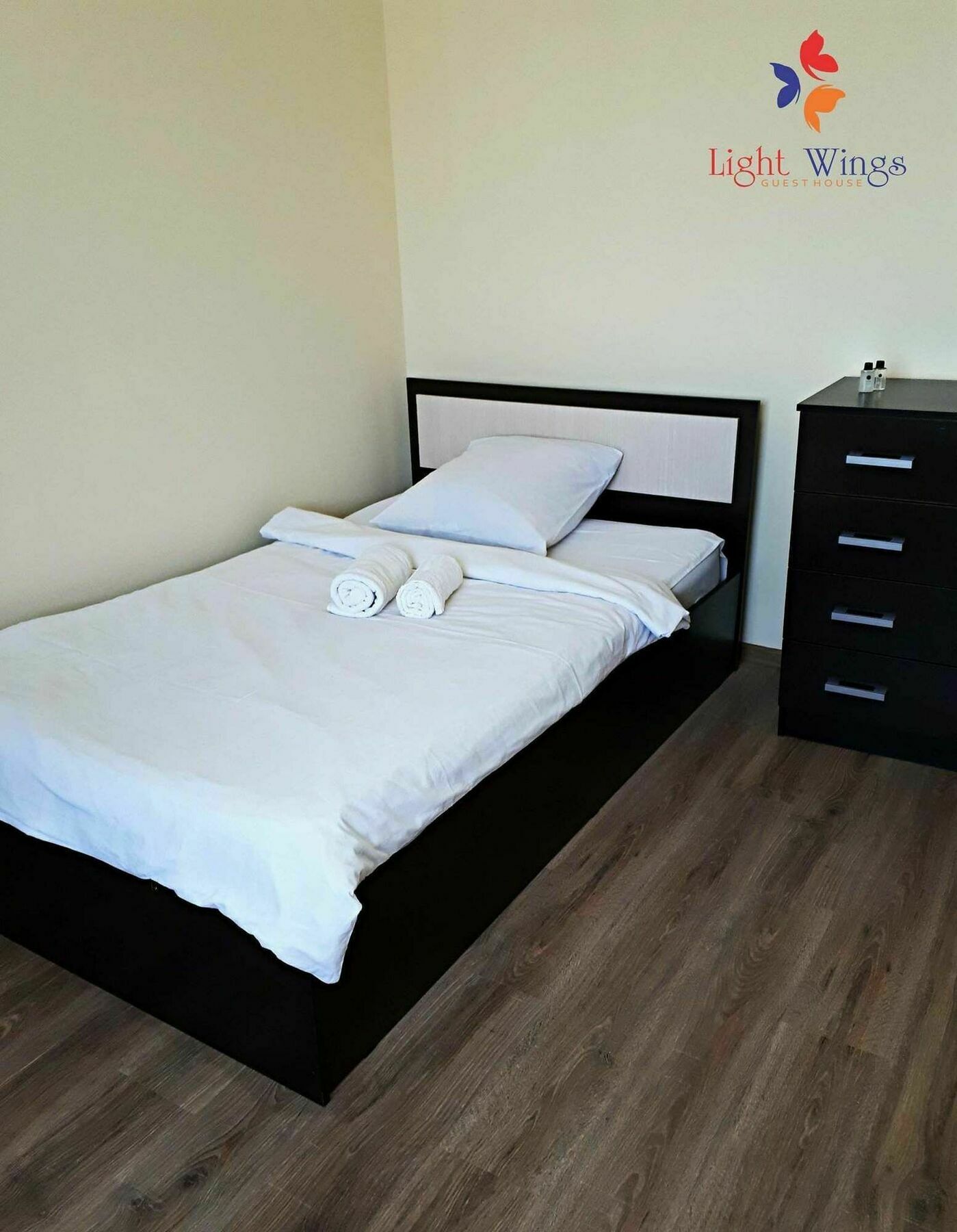 Light Wings Family Guesthouse Єреван Екстер'єр фото
