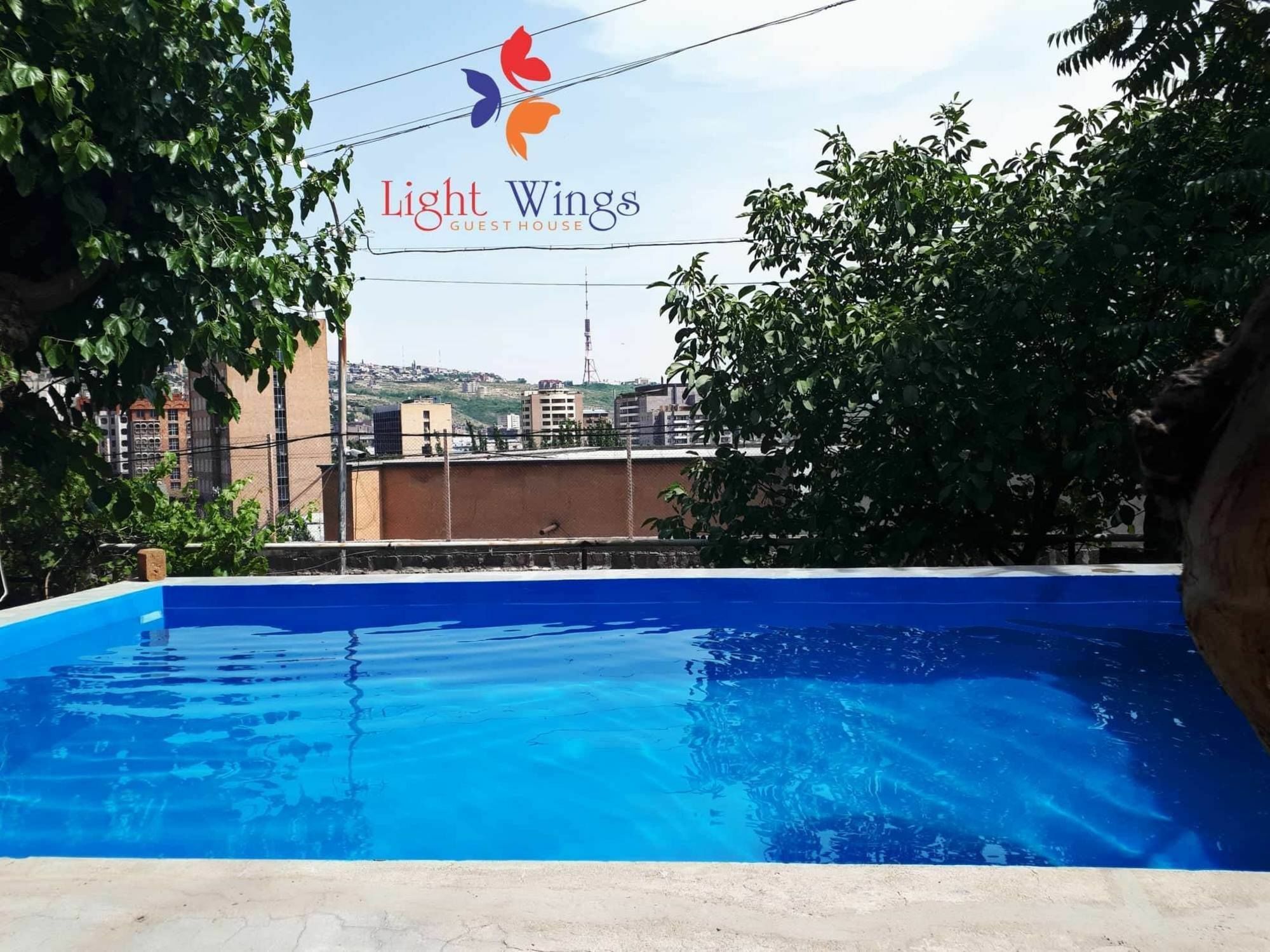 Light Wings Family Guesthouse Єреван Екстер'єр фото
